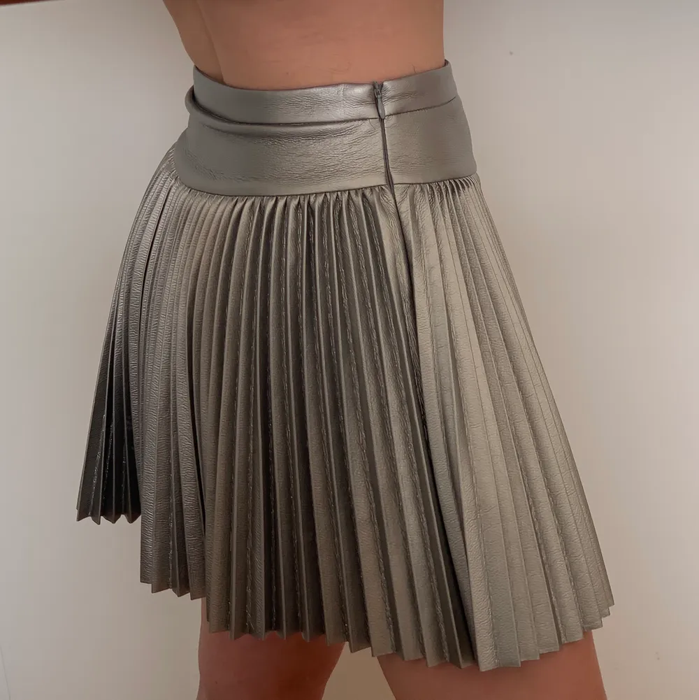 Så cool och unik metallisk kjol från barnavdelningen på zara, den är i storlek 13-14 men passar mig som är s/m. Den är aldrig använd och helt i nyskick😁 köparen står för frakten! Högsta bud: 150kr. Kjolar.