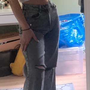 Vida gråa Jeans - Från bershka, köpta för ca ett år sen och sparsamt använda, köpare står för frakt☺️