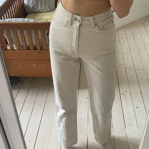 Beiga jeans från Weekday - Säljer dessa beiga jeans från Weekday. Modellen heter Rowe, de är raka i benen och är i storlek 25/32. Jag har själv gjort så att de är blåa/turkosa vid benen, en väldigt cool detalj. Jag är 1.73 och de är perfekt längd för mig, de slutar lite över foten. Kontakta mig vid frågor!
