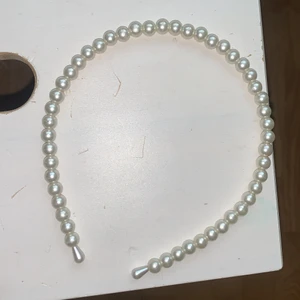 Diadem - Passar nog de flesta då det är rätt stretchigt 