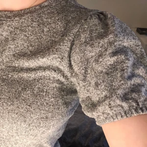 Tröja  - Suuuper skön tröja som tyvärr inte kommer till användning längre! Super skönt att bara ha hemma eller till en basic outfit <3