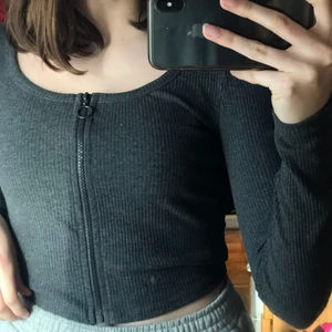 Mörkgrå tröja - En mörkgrå långa armad tröja med dragkedja som går att öppna. Är i storlek S men funkar till XS med. 