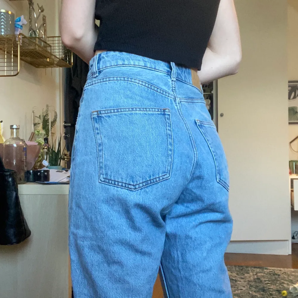 Mom jeans från monki i w29 i modellen kimomo high relaxed. Osäker på längd men skulle gissa på L30, jag är 170 för referens, använda men fint skick. Jeans & Byxor.