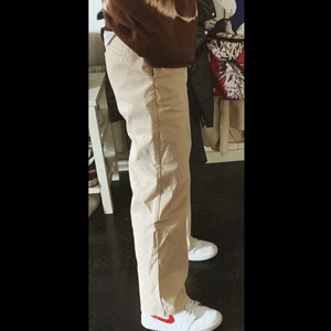 Wera byxor  - Wera byxor i storlek 36. Jag har storlek 34 och är 156 cm lång, har sprättat upp byxorna (var ursprungligen culotte byxor) 🥰  frakt på 45 kr tillkommer
