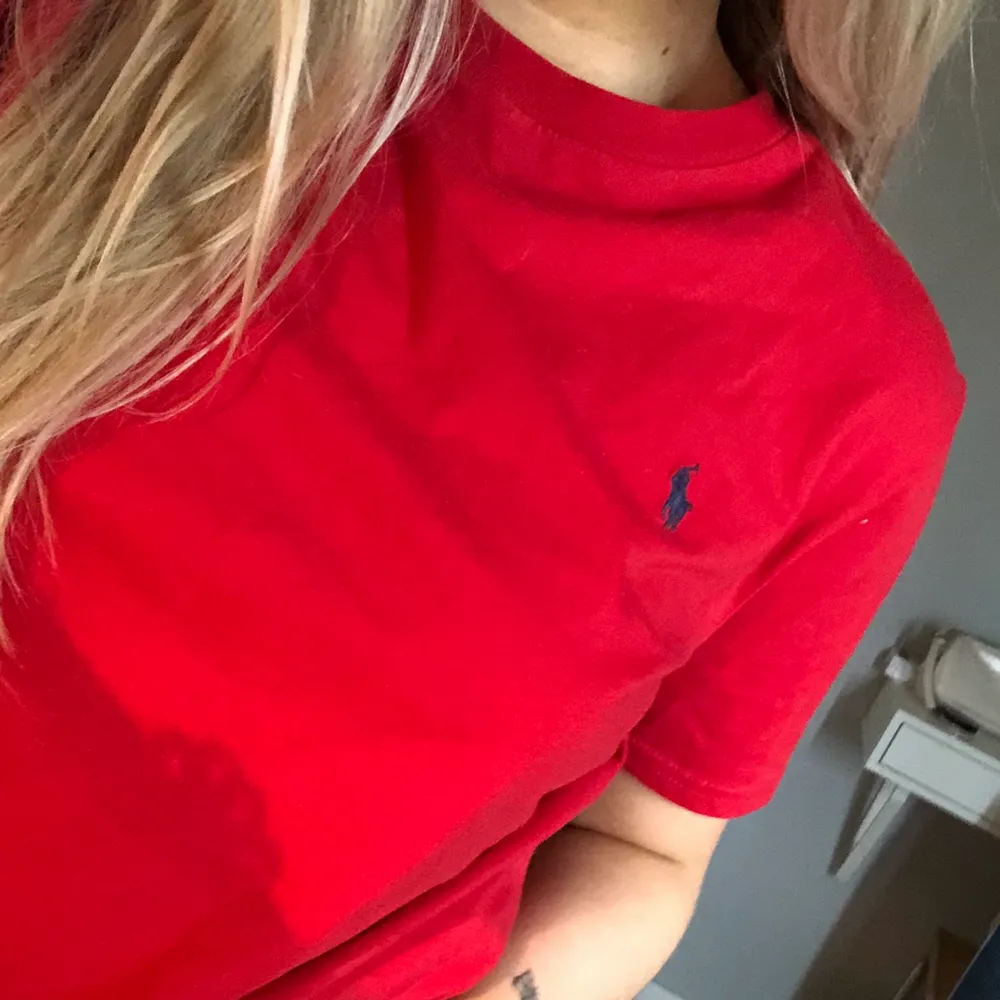 Röd T-shirt från ralph lauren, inte använd!✨✨ Den är 164 i storlek men den sitter som en XS/S. T-shirts.