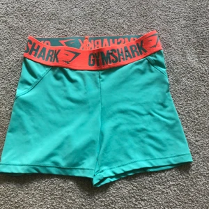 Gymshark shorts  - Träningsshorts från gymshark, sitter bra och bekvämt, storlek s men passar även m då som är stretchiga 
