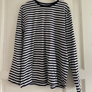 Randig tröja  - Randig tröja från hm, använd fåtal gånger. 