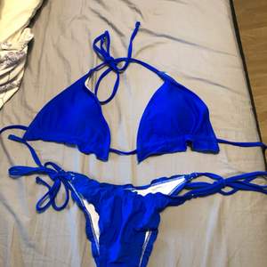 Säljer min jätte fina bikini i färgen kungsblå, endast provad med plasten kvar på trosorna. Överdelen är i storlek L och underdelen i S. Garanterar snabb affär och video/bild bevis på när den skickas 