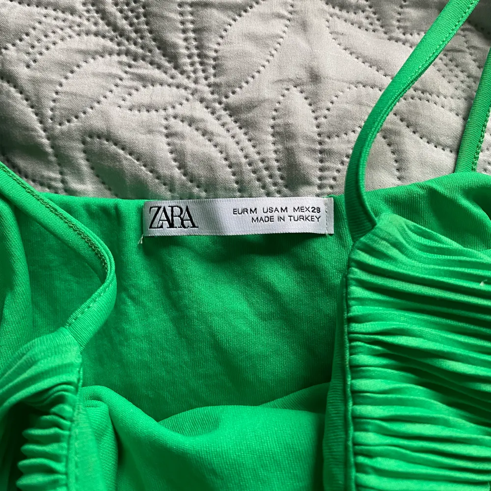 Supersnygg grön klänning, är rak i modellen och räcker ungefär till knäna på mig (jag är 170)💚. Köpt från Zara och är endast använd en gång, är i nyskick🍀 färgen är mest rättvis på bild 3💚. Klänningar.