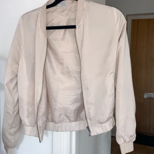 Sommar jacka - En sommar jacka jag använt 2 gånger, den är nu för liten för mig, fint skick är den i