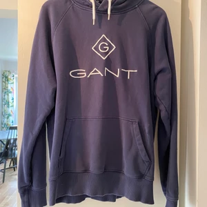 Gant hoddie  - Hjälper en familjemedlem att sälja denna marinblå Gant hoddein, använd fåtal gånger nästan så gott som ny. Är i storlek XL men tycker den passar bättre S-L