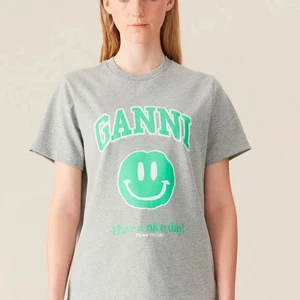 Grå ganni tshirt - Säljer min superfina ganni T-shirt som är köpt i febrauri!! Den är i super skick då den använts få gånger pga för stor💖 köp direkt för 900kr!
