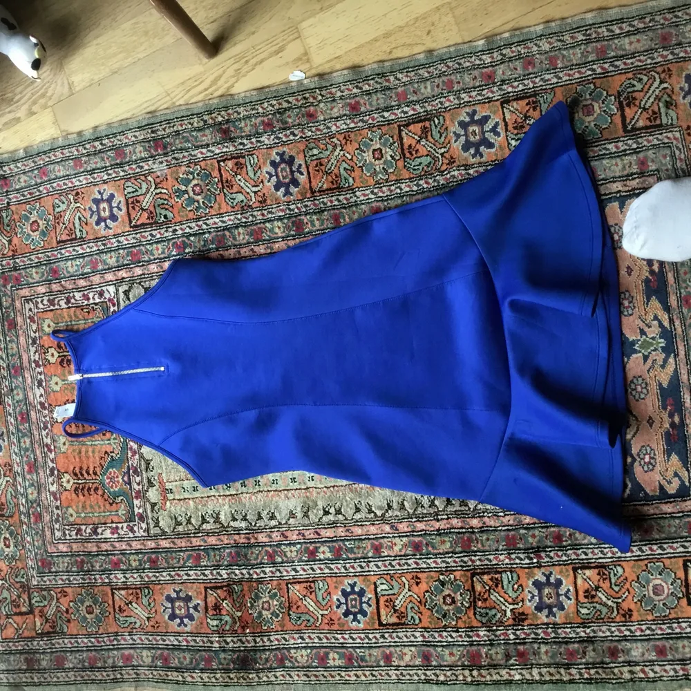 Säljer min söt blå volong klänning som är mycket unik och sexig.Sitter jätte bra på kroppen och tight. Finns fler bilder och bud I kommentarna. . Klänningar.