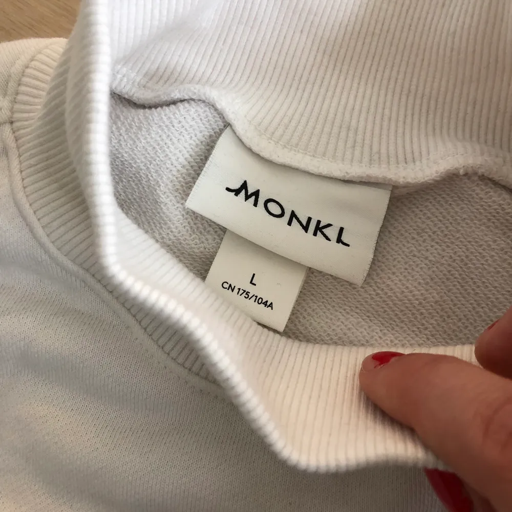 En lätt croppad sweatshirt från Monki, originalpris 250 kr. Den är i strl L men passar mig som brukar ha strl S 💕. Tröjor & Koftor.