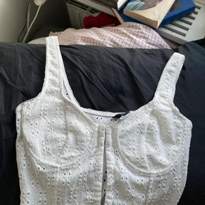 Vit korsett topp  - Min så sjukt fina vita korsett liknande topp som jag säljer då den är ungefär en B/C kupa och jag har D kupa. Super bra kvalite! Bjuder på frakten vid snabbt köp!🤍