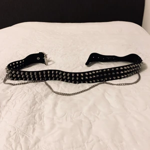 Nitbälte med kedjor  - Nitbälte med kedjor, Str: ca 117cm, Modell: Unisex, Skick: fint skick, Pris: 500kr  Kolla gärna in mina andra inlägg, Vid intresse av fler varor så fixar jag ett bra paketpris!