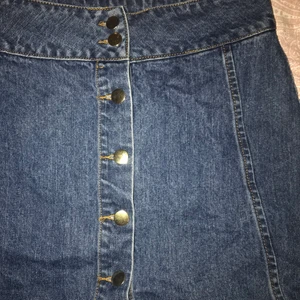 MÖRKBLÅ JEANSKJOL  - Jeanskjol med knappar, färgen är den perfekta mörkblåa! Jag är 167 och den kommer ca 10-15 cm över knäna på mig. 