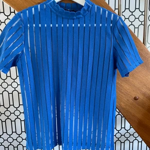 Randig mesh-topp - Cool blårandig mesh-top från zara i storlek s. Mycket gott skick, endast använd en gång.