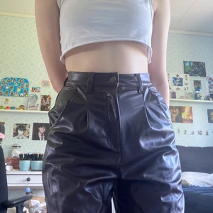 Bruna fejk läder byxor:) - Dem sitter bra i midjan och passformen är som mom jeans,för mer info skriv privat eller i kommentarerna :) 