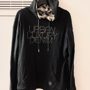 Hoodie från Jack & Jones - Hoodie från Jack & Jones,  Str: XL, Modell: Herr, Skick: Fint skick, Pris: 200kr. (Man kan vända den ut och in oxå)  Kolla gärna in mina andra inlägg, Vid intresse av fler varor så fixar jag ett bra paketpris!