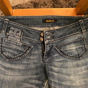 S - Tänkte sälja mina jätte jätte fina lågmidjade jeans från  killah, fett snygga men passar inte mig eftersom att har väldigt stora lår. Är 160 och passar jätte bra hade passat bra för nån som är 165 också.  