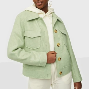 Vårjacka  - Vårjacka från vila. Inprincip helt ny. Köpt för 650kr nu 400kr + frakt. Storlek 34