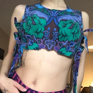 Söt topp - Liten topp jag sytt. Knyts i sidorna så justerbar. Skulle nog sitta bäst på någon som har lite större byst än mig! 