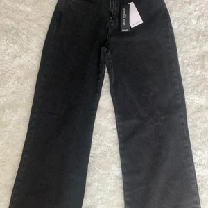 Svarta baggy jeans  - jättefina baggy jeans! Säljer pga för liten storlek därav har jag aldrig använt byxorna heller. Är i jättefint skick, är du runt 170+ är jeansen perfekta för dig eftersom de är långa 💕💕