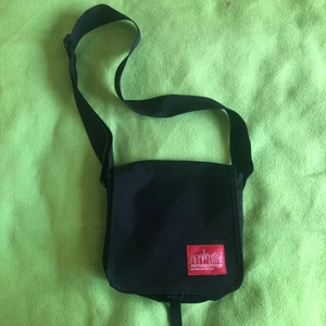 Manhattan portage väska - Väska från manhattan portage i nyskick, bara använt den två gånger! Måtten är 20x25 cm :)