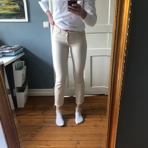 Vita jeans från Vero Moda  - Andra bilden är lånad från Nelly. Dusty vita kick flair jeans från Vero Moda. W 28 L 36 (snarare L 32). Fint skick.