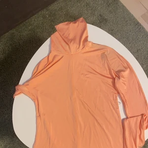 Orange polo - Säljer denna orangea polo, storlek S. Aldrig använd, prislapp finns kvar 