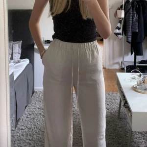 Jättesköna tunna byxor - Jättesköna byxor att ha nu till sommaren. Väldigt tunna och bekväma. Från HM, helt nya, endast testade och lappen sitter kvar. Säljer då dem va för korta på mig. Passar dig som är runt 170. Är i en ljusbeige färg och 100% polyester. 