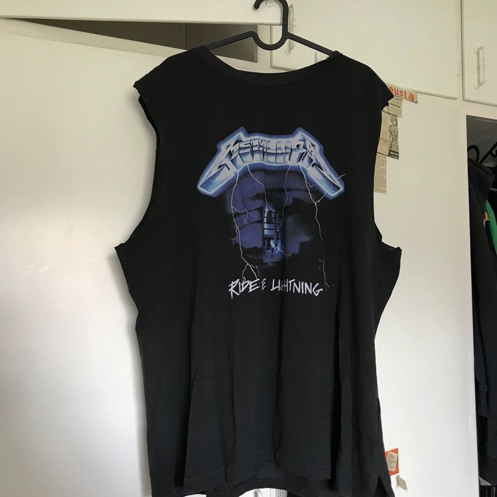 Ett svart Metallica linne i storlek XL ifrån H&M. Säljer pga att det aldrig används. Använd ett fåtal gånger. Säljer för 90kr + frakt🖤💙. T-shirts.