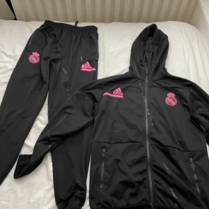 Real Madrid, adidas dress  - Vill sälja min Real Madrid dress på grund av att den har blivit för liten för mig, allt är bra bara att märket är lite förstört som man kan se på bilderna, 7/10 skick, köpt för 1500 sälja för 700.