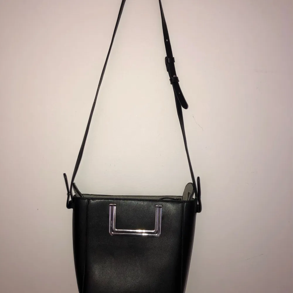 Svart väska från Zara, använt endast ett fåtal gånger, bra skick, snygg desgin 🖤 köpare står för frakt 📦 . Väskor.