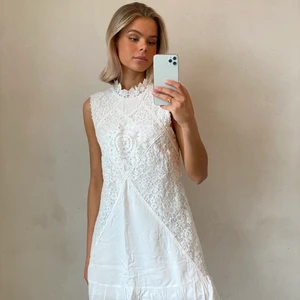 Vit klänning - Den perfekta studentklänningen!! Så himla fin från märket Dry Lake. Öppen i ryggen🤍