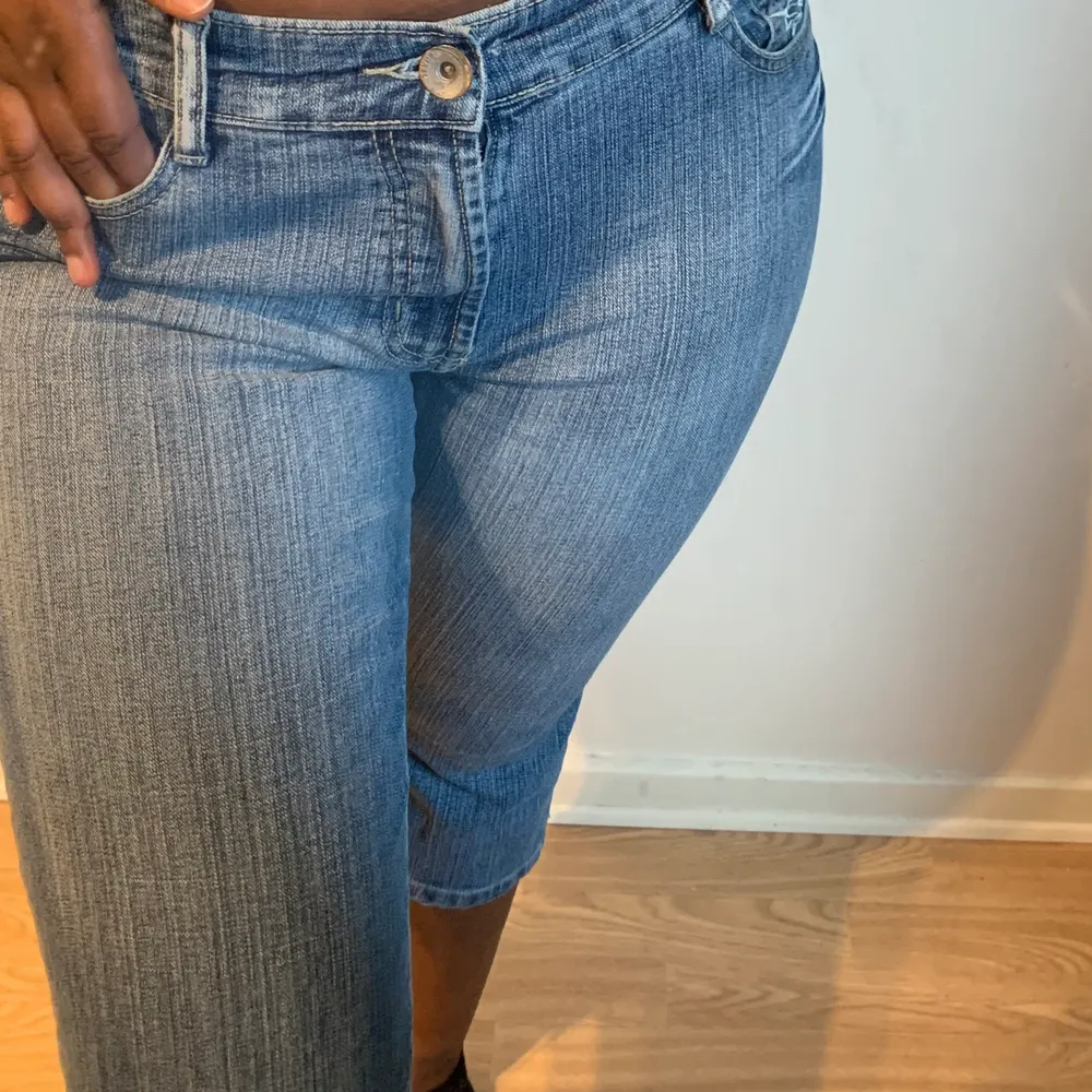 jag lägger upp dessa igen då det var många som fråga om tydligare bilder på de osv, tre kvarts jeans shorts som passar nu till sommaren, de är jätte sköna och stretchiga men tyvärr är dom snart för små för mig❤️jag har strl m i jeans men det står att de är strl s fast dom passar båda!!. Jeans & Byxor.