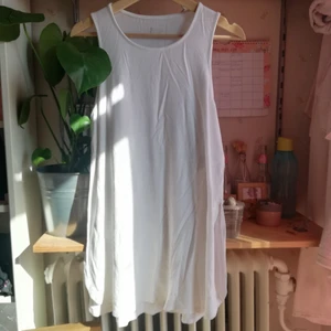 Linne - Extra långt linne/tunika i stretchingt material. Går ungefär precis över knäna på mig som är 173 cm lång :) Det har slitsar i sidorna. SISTA CHANSEN INNAN JAG LÄMNAR DEM TILL VÄLGÖRENHET ELLER ÅTERVINNER DEM - SÄNKT PRIS