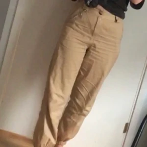 Gina tricot ”cargos”? - Ett par beiga slappa byxor från gina tricot köpta 2019 men inte använda sådär jätte mycket och är fortfarande i bra skick. Köpta för 700kr. Kedjan medföljer inte då den gått sönder.