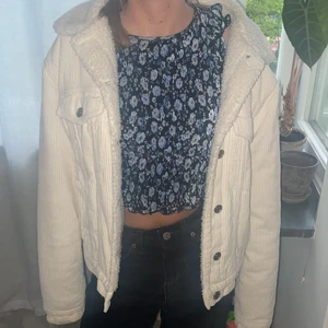 En fin jacka ifrån bikbok - Säljer min fina jacka ifrån bikbok, de är manschester på utsidan och på insidan så är de fluffigt material💕