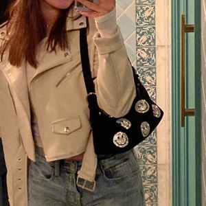 Skinnjacka (vegansk!!) - Supersöt jacka som passar perfekt för lite kyligare sommarväder! Kontakta mig om du har frågor eller vill ha fler bilder😋🥰