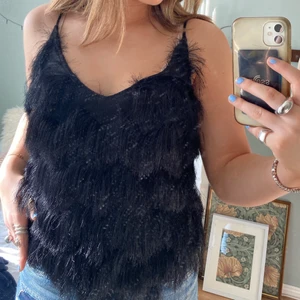 Svart fest-linne  - Fransigt svart linne från zara. Köptes för 199kr.