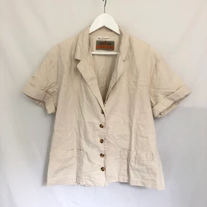 Vintage skjorta/blus - Säljer den här fina skjortan som jag köpt på second hand, men jag har aldrig fått användning av den. Den är i fint skick, materialet är linne, storleken är C42 men skulle säga att det är ungefär medium. Den har även fickor fram. Frakt tillkommer. 