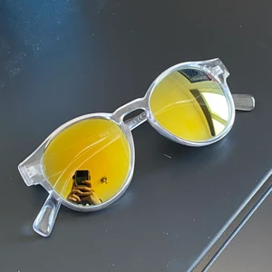 Solglasögon  - I fint skick, super snygga men kommer dessvärre inte till användning. För fler bilder kontakta mig, annars köp nu! 😊