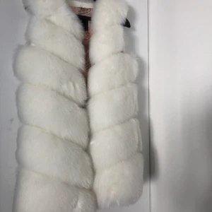 Pälsväst (ej äkta päls) - Vit pälsväst 