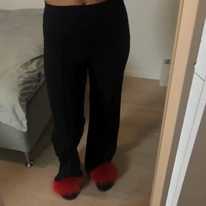 Svarta byxor XS - Vanliga svarta byxor storlek XS men passar S. Jag är 168cm lång och dom går ner till marken för mig. Stretchigt skönt material. Använda fåtal gånger.