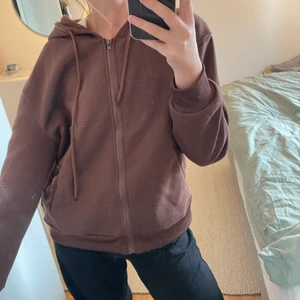 Mysig hoddie🥰 - Säljer denna hoddie från Schein, superbra skick! Storlek L💕 köparen står för frakt! Hör av er vid frågor 🥰