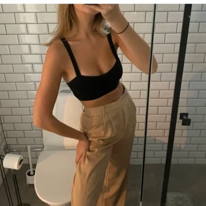 Svinsnygga kostymbyxor från Zara - Säljer dessa svinsnygga kostymbyxorna från Zara då de tyvärr är för stora för mig 🤍 köpta här på plick i bra skick och de är endast används av mig under en kväll! Frakt ingår ej i priset (66kr) 🤍 hör av er vid frågor! (Bilder lånade av Natalie på plick)