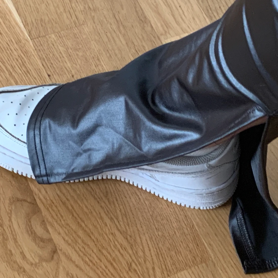 Fake läder byxor med slits - 91