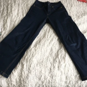 Jeans! - Jeans från en liten butik! Storlek 32⚡️ köpta för ca 600kr. fint skick!